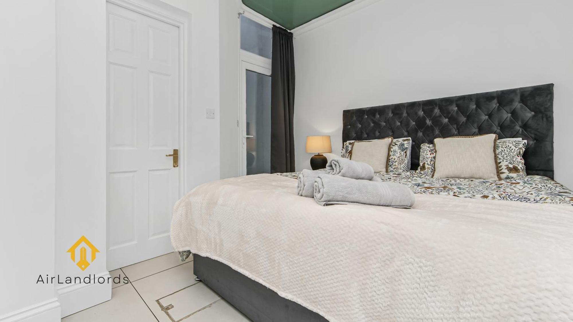 Exceptional 4 Bedroom House Paddington Station! Лондон Екстериор снимка